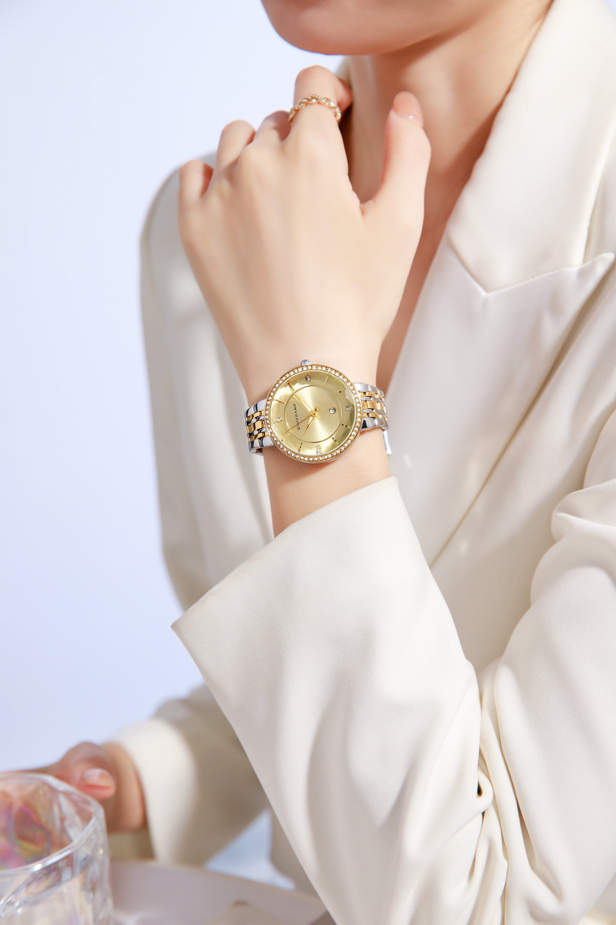 Giordano Stylish Analog Watch for Women – Round cut glass Dial,diamond studed bezel, stainess steel strap and date display | GZ-60110-33